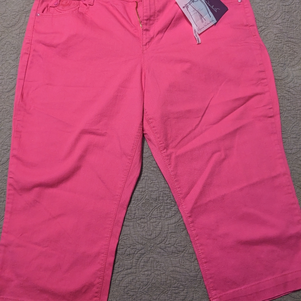 (NWT) Gloria Vanderbilt Capris size 14